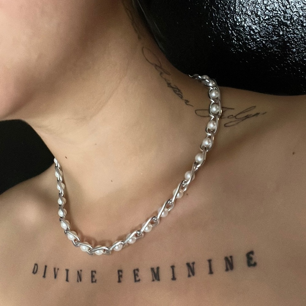 Pearl and chain necklace